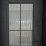 דלת כניסה לבית בצבע אפור - דגם חרך גלינה